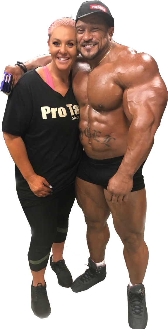 Bodybuilder_and_ Fan_ Smiling PNG image