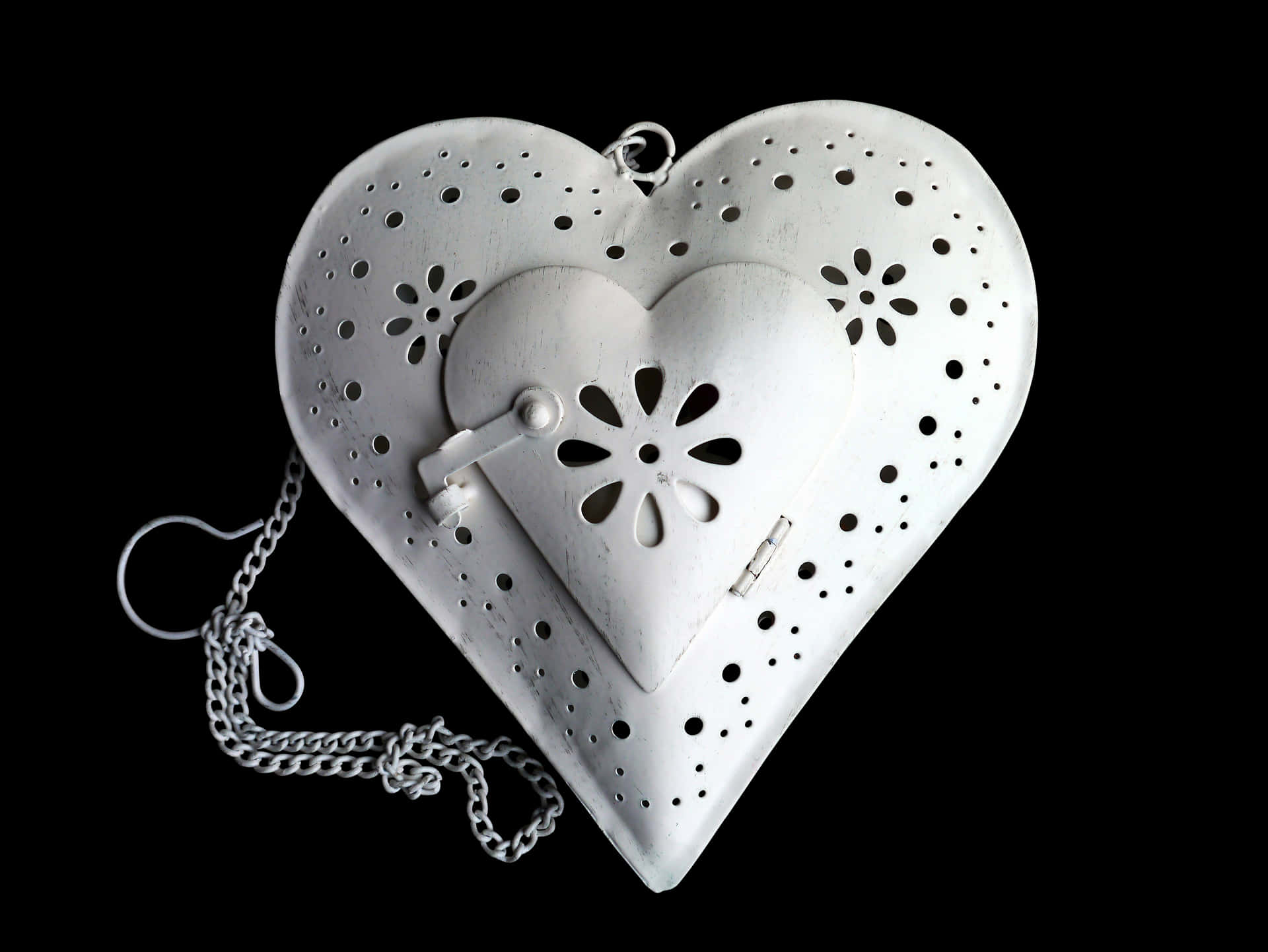 Decorative Metal Heart Pendant PNG image