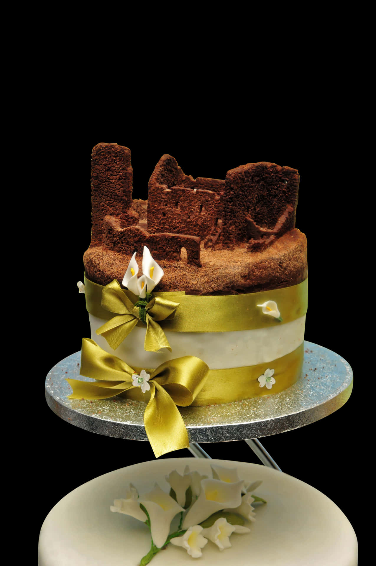 Elegant Wedding Cakewith Golden Ribbon PNG image