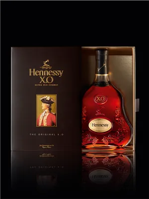 Hennessy X O Cognac Bottleand Box PNG image